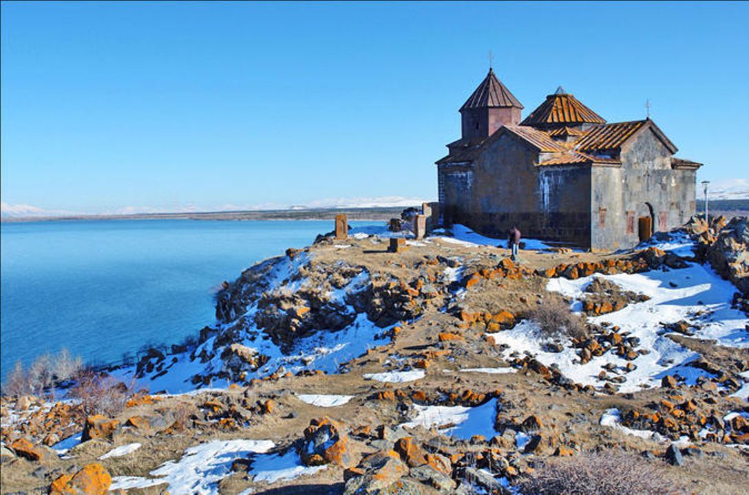 Кредит севан. Айраванк монастырь Армения. Айриванк монастырь Севан. Озеро Севан Айраванк. Монастырь Айраванк на озере Севан.